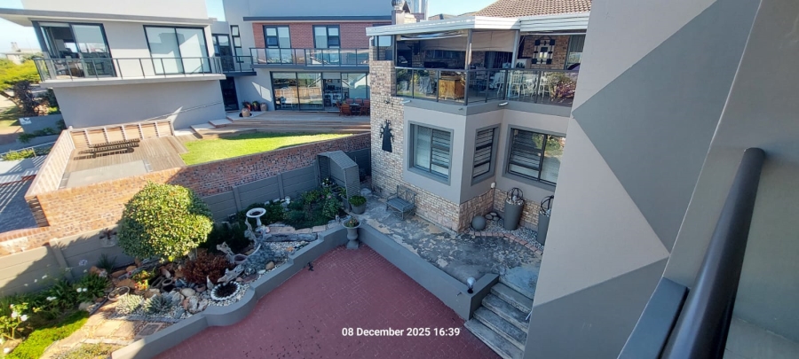 6 Bedroom Property for Sale in Wavecrest Eastern Cape